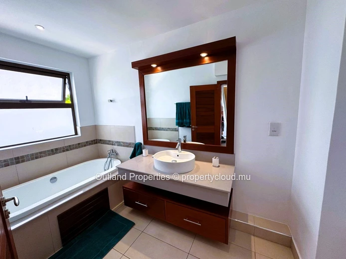 3-Bedroom Apartment with swimming pool in La Preneuse.     