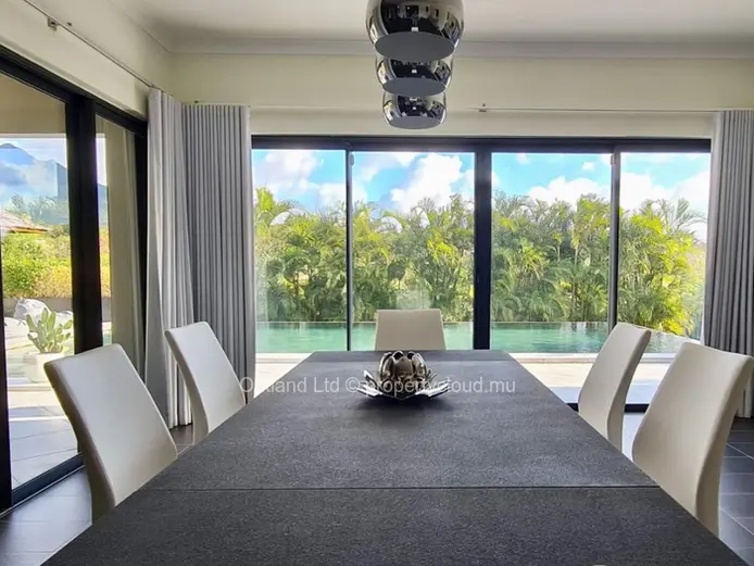 Villa contemporaine de luxe, sans vis-à-vis, proche de la nature à Rivière Noire