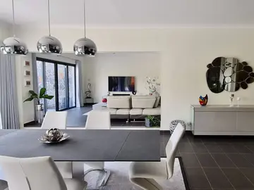 8 Bedroom Villa