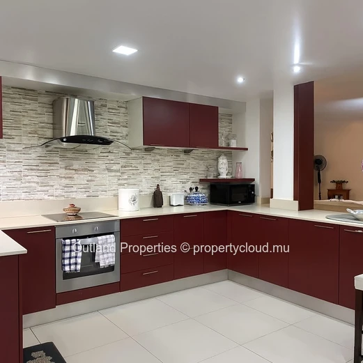 Appartement rez-de-chaussée, central, résidence avec piscine