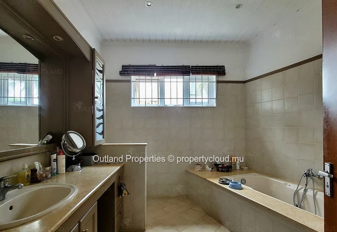 Spacious house with pool & large garden in Tamarin