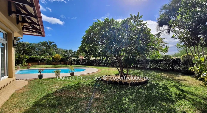 Spacious house with pool & large garden in Tamarin