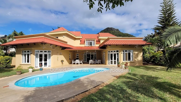 Spacious house with pool & large garden in Tamarin