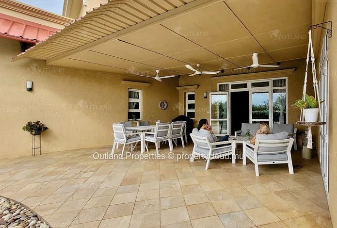 Spacious house with pool & large garden in Tamarin