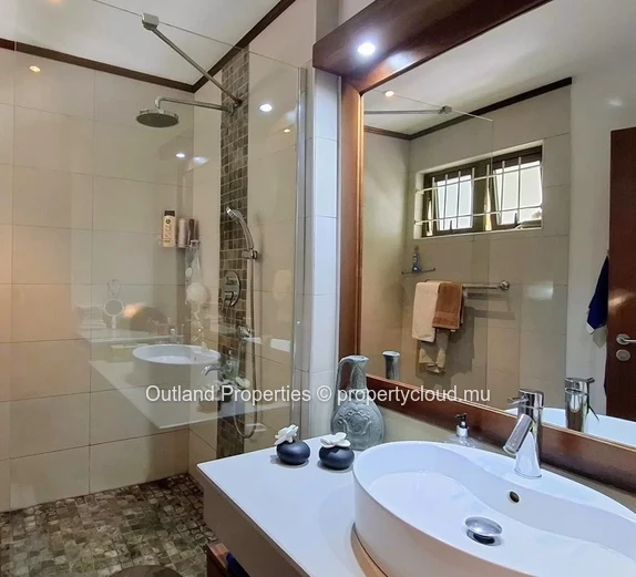 Appartement rez-de-chaussée, central, résidence avec piscine